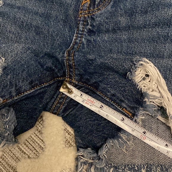 American Eagle 90’s Boyfriend Distressed Shorts - Picture 9 of 16